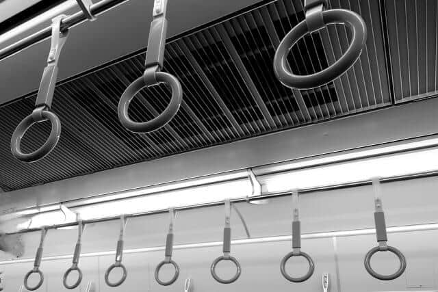 満員電車で突然つかみ合いに