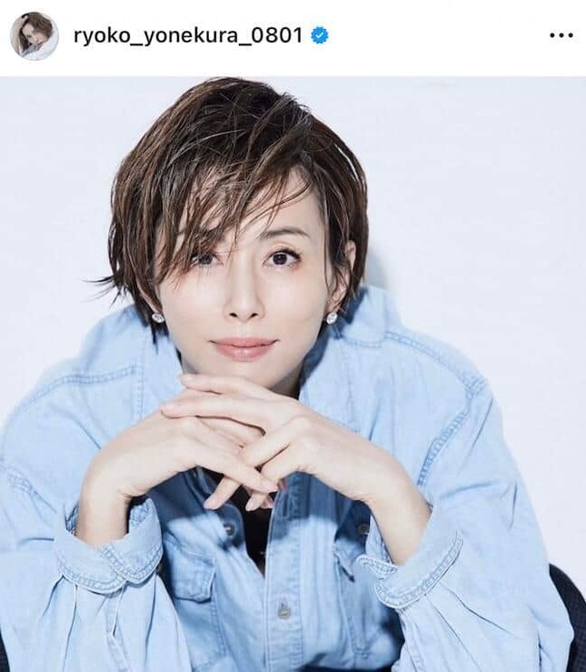 米倉涼子、花束を手にさわやか笑顔変わらぬ美貌にドキっ 「花束より