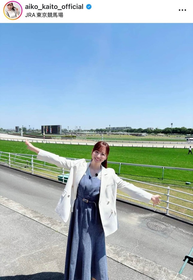 皆藤愛子アナ、デニムの膝上ミニ×ノースリニットで色気にドキっ 「超絶