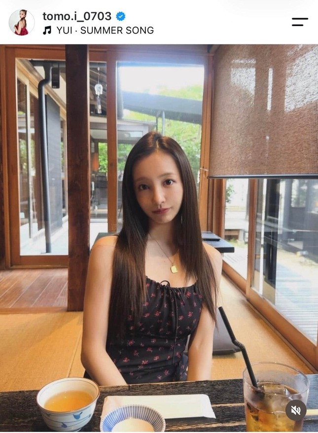 板野友美、ミニスカ制服姿で「高校生に仲間入りしちゃった」かわいさ