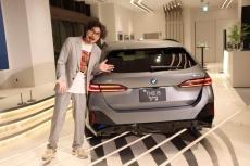 小澤征悦、BMWイベントで熱唱　新型電気自動車を1週間試運転し「かっこいいな」