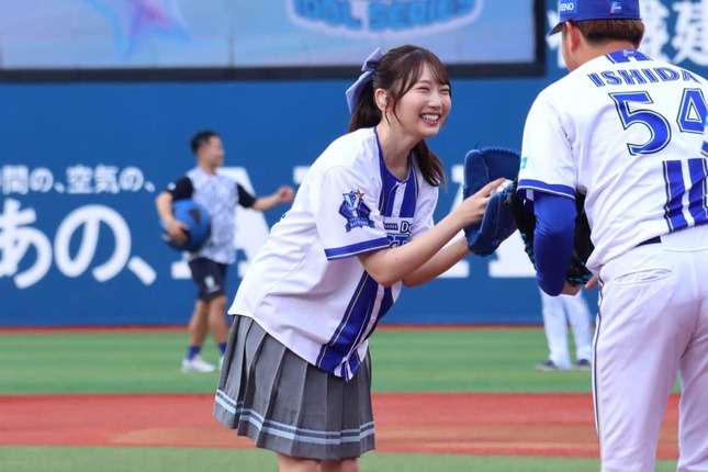 日向坂46藤嶌果歩「460点！」のノーバン始球式 ベイスターズの「勝利の