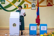モンゴル総選挙で投票