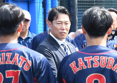 井端監督、大学代表を激励　野球
