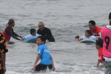 米大使が福島でサーフィン