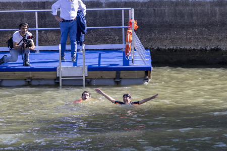 イダルゴ市長、セーヌ川を遊泳