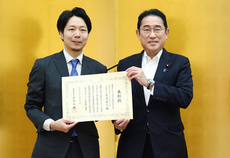 表彰状を授与した岸田首相