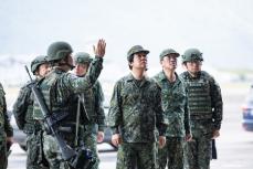 台湾総統、軍事演習を視察