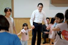 岸田首相、児童福祉施設を視察