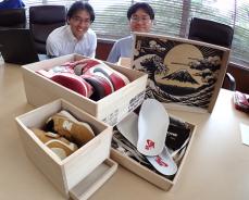 お宝スニーカーは伝統のきり箱へ　福岡