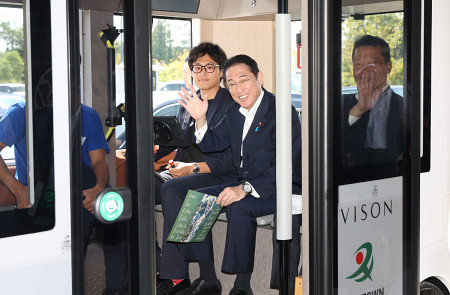 自動運転バスに乗る岸田首相