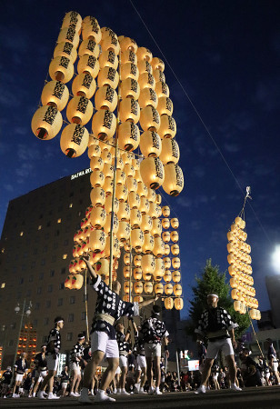 夜空照らす「秋田竿燈まつり」