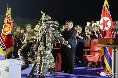 軍旗を授与する金正恩氏