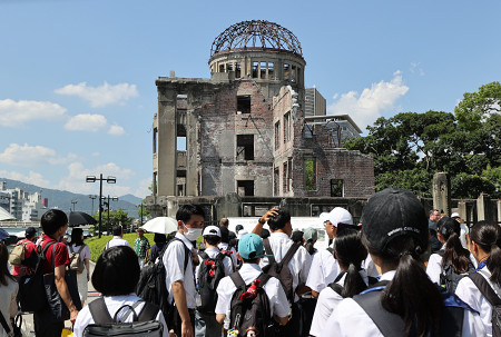 多くの人が訪れた原爆ドーム