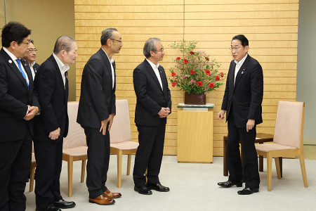 新潟県知事らと面会する岸田首相