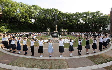 高校生らが「人間の鎖」