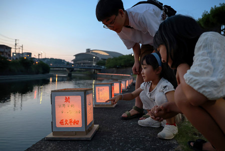 平和の願い、灯籠に乗せ