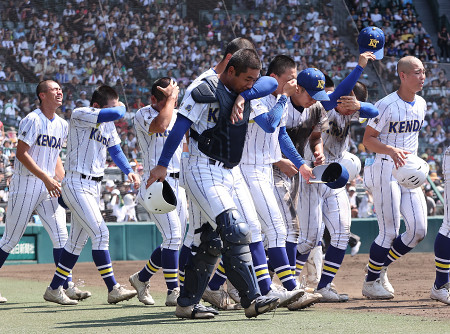 悔しそうな健大高崎ナイン　高校野球