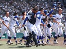 悔しそうな健大高崎ナイン　高校野球