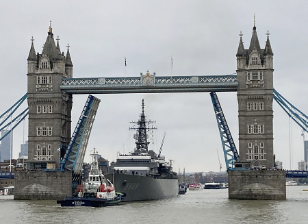 海自練習艦、タワーブリッジ通過