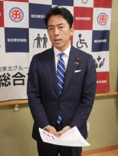 取材に応じる小泉氏