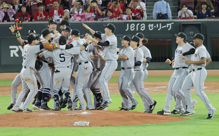 巨人が４年ぶり優勝　プロ野球