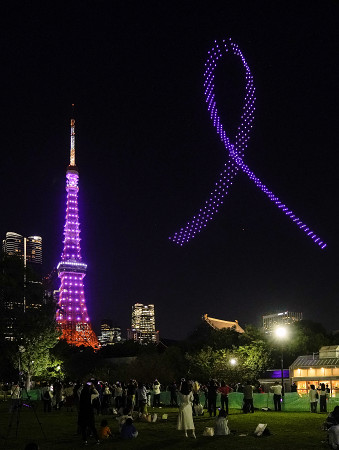 夜空に浮かぶピンクリボン