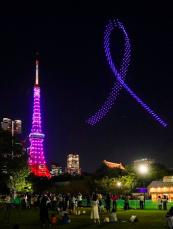 夜空に浮かぶピンクリボン