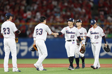 勝利したヤクルトナイン　プロ野球