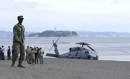 米軍ヘリが海岸に予防着陸