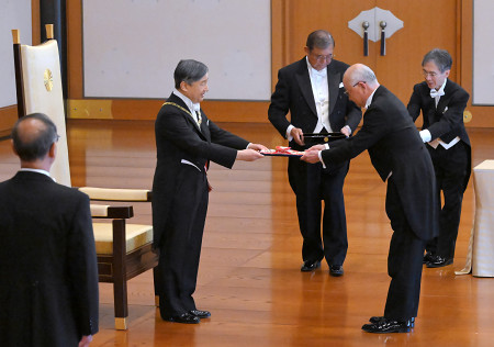 旭日大綬章を受ける古賀元連合会長