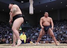 豊昇龍初黒星、土つかず消える