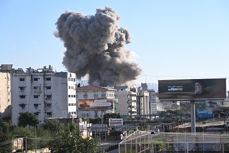 イスラエル軍の空爆で立ち上る煙