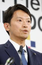 会見する斎藤知事