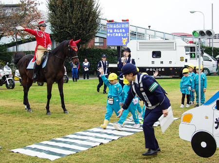 横断歩道の渡り方を教わる幼稚園児ら