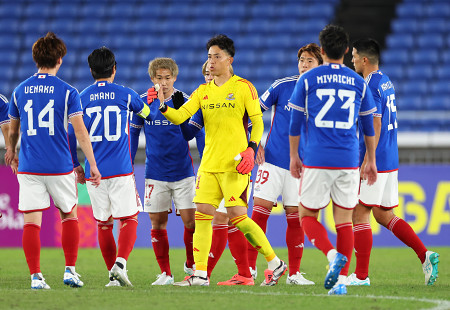 喜ぶ横浜Ｍイレブン　サッカー