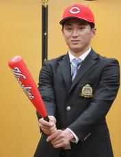 撮影に応じる青学大の佐々木　プロ野球