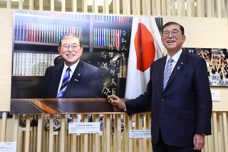 首相「対立と分断の１年」