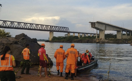 ブラジルで橋崩落、１人死亡　