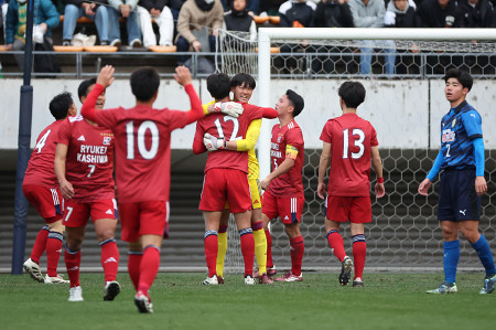 喜ぶ流通経大柏　高校サッカー