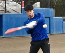 打撃練習する石塚　プロ野球