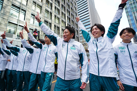 笑顔を見せる原監督ら　箱根駅伝