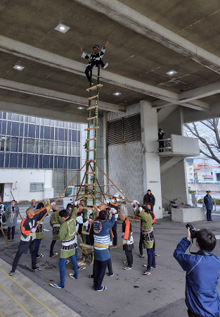 とび職が「梯子乗り」披露