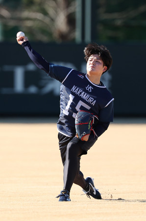 キャッチボールする中村優　プロ野球