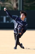 キャッチボールする中村優　プロ野球