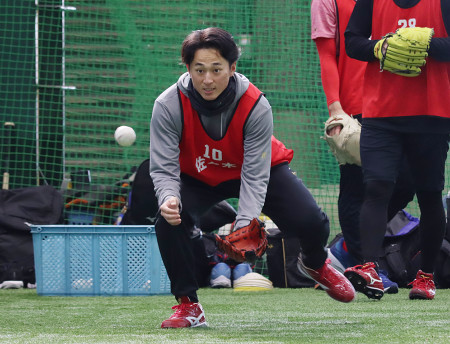 ノックを受ける佐々木　プロ野球