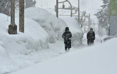 雪の中を歩く人たち