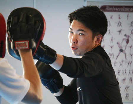 石井、ミット打ちで汗　プロ野球