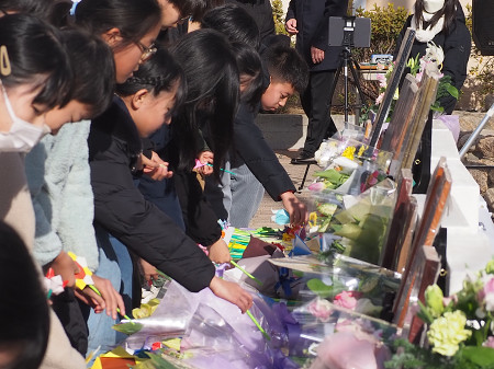 小学校で追悼式　阪神大震災３０年