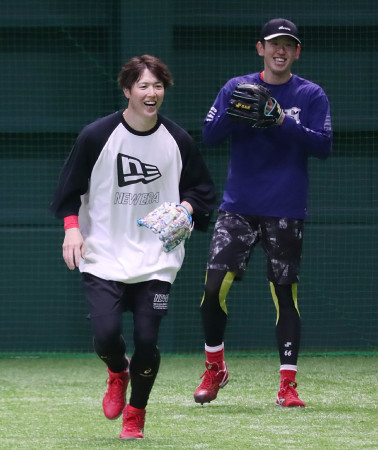 ノックを受ける森下　プロ野球